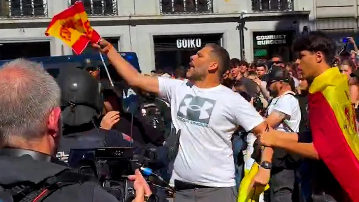 Un grupo de ultras irrumpen en la acampada de Puerta del Sol y se enfrentan a los concentrados