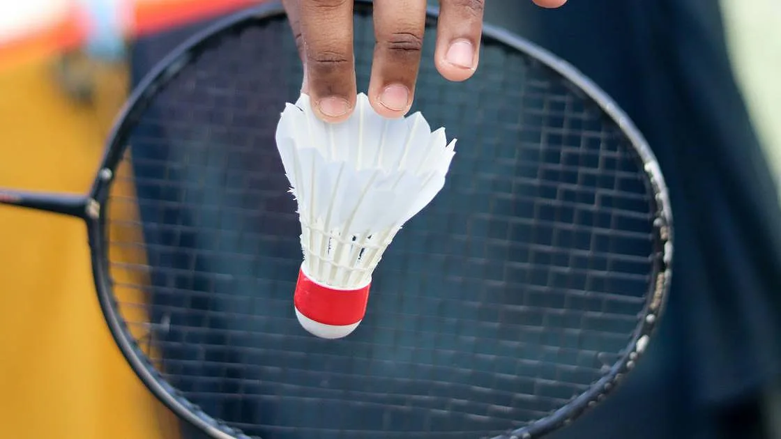 Menina de 6 anos via os irmãos jogar badminton quando uma raquete se partiu e a atingiu mortalmente