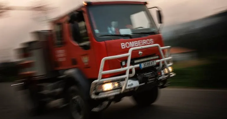 Quatro bombeiros feridos em despiste de veículo em Arouca