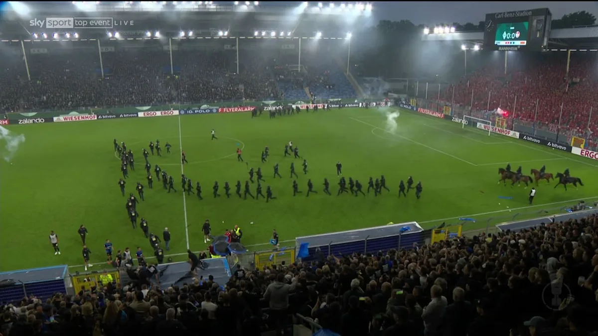 Hundertschaften mit Pferden auf dem Platz - Pokal-Derby gerät außer Kontrolle