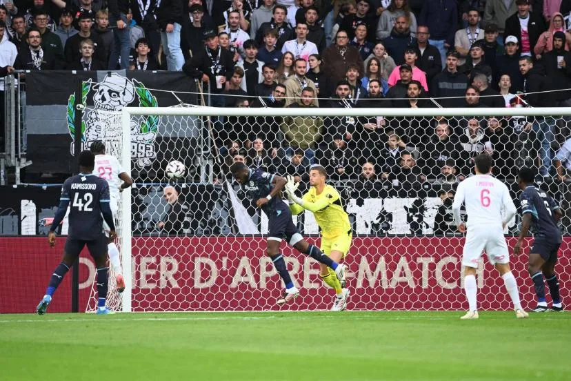 Le but casquette qui permet à Angers de prendre les devants contre l'OM en Ligue 1
