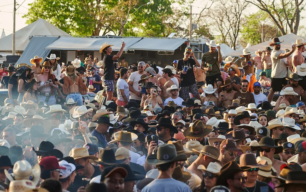 De 'liberou geral' a objeto de desejo: camping da Festa do Peão de Barretos vira espaço disputado por artistas e público