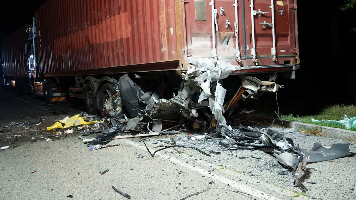 Tödlicher Unfall in Sindelfingen - Total zerfetzt! Porsche rast unter Lkw-Auflieger