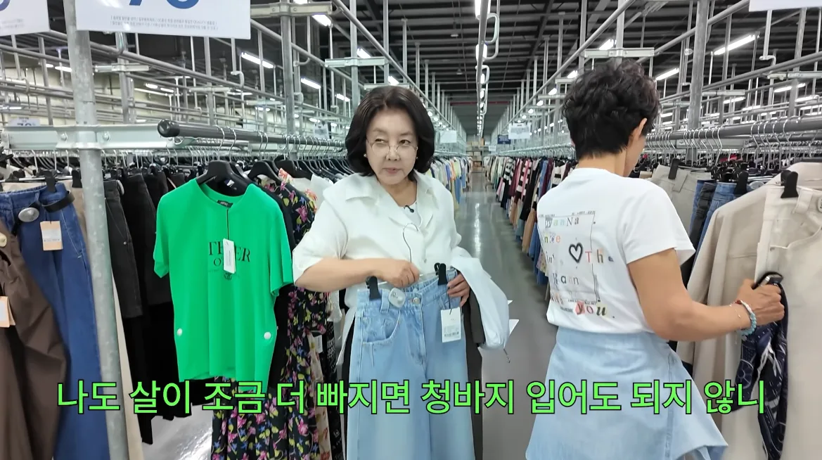 69세 김영란, 쇼핑 중 체중 고민 “살 조금 더 빠지면 청바지 입어도 되지?”