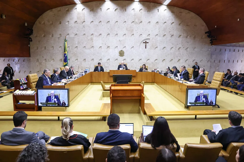 Ministro Edson Fachin avoca petições sobre Alexandre de Moraes e Banco Master