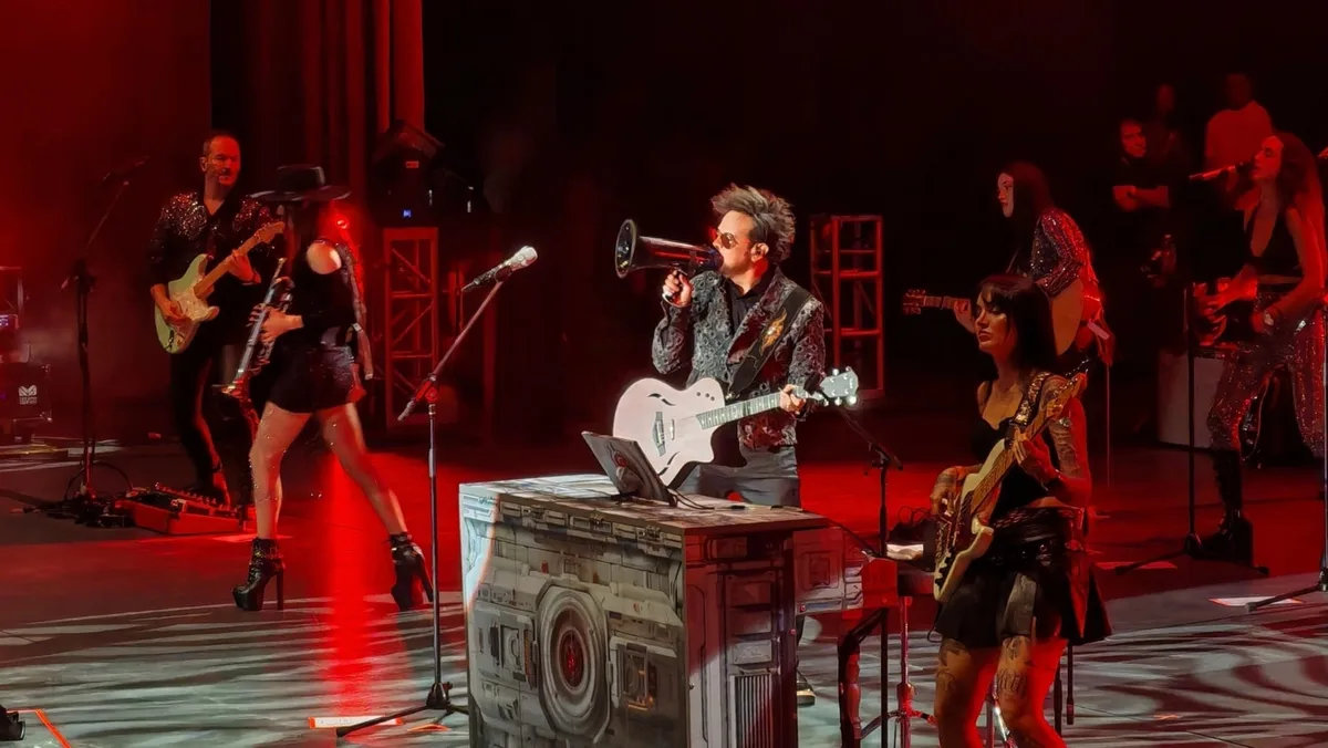 Abuchean a Aleks Syntek en el Grito de Independencia y él explota porque le piden canciones de Juan Gabriel