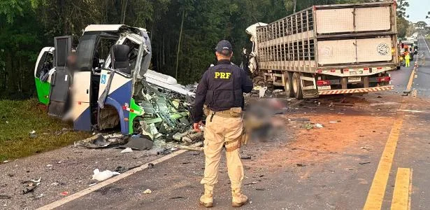 Micro-ônibus que bateu em carreta no PR levava pacientes a hospitais