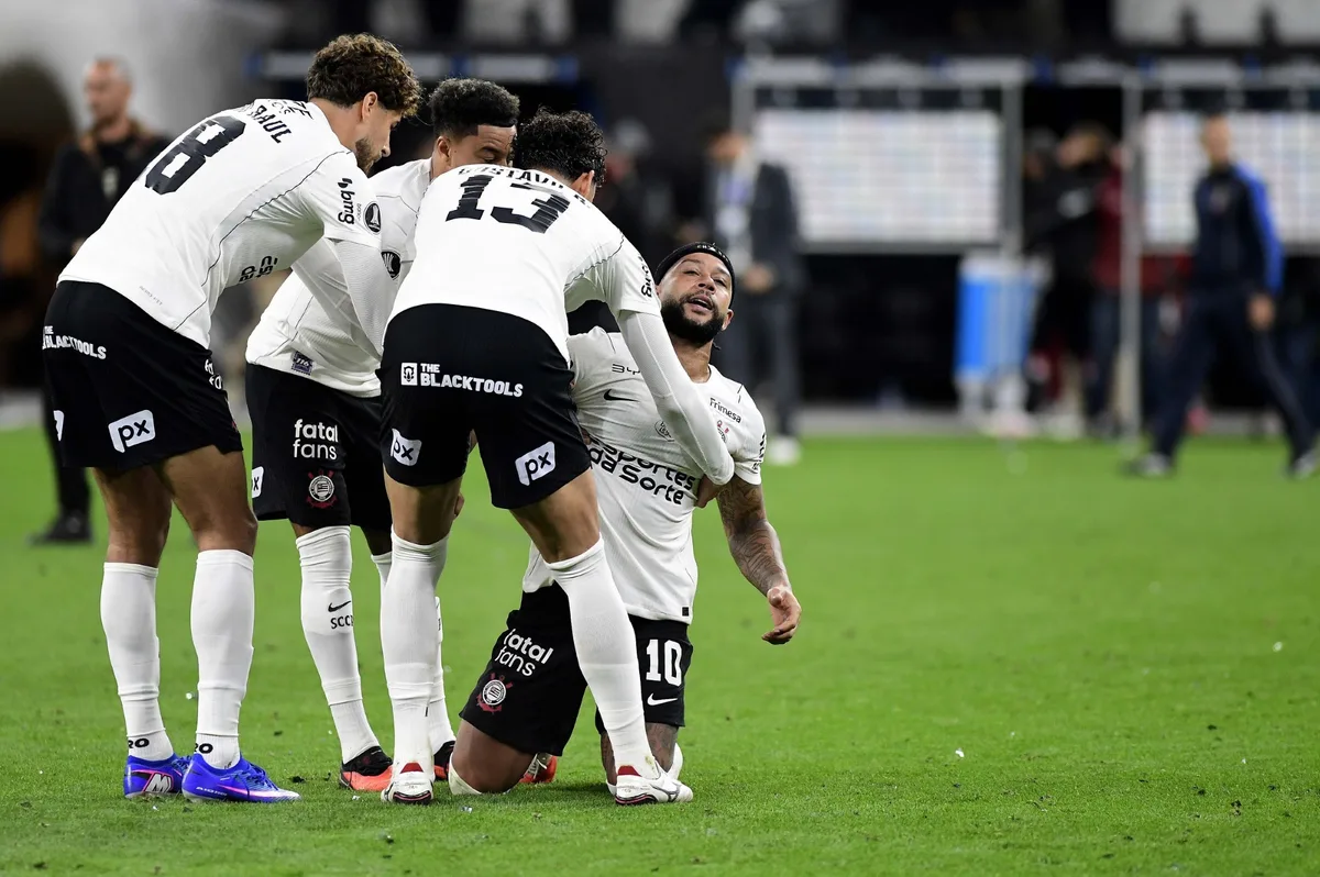 Da renovação polêmica ao pênalti perdido: os problemas de Memphis em ano turbulento no Corinthians