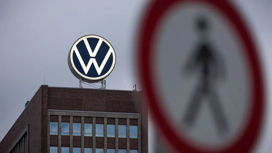 Mit Klausel aus Tarifvertrag: Arbeitnehmer drängen VW-Vorstand zu Gesprächen