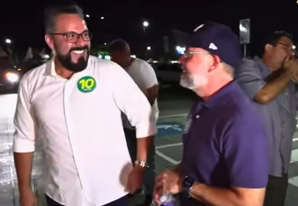 Opositores se cumprimentam antes de debate entre candidatos ao governo