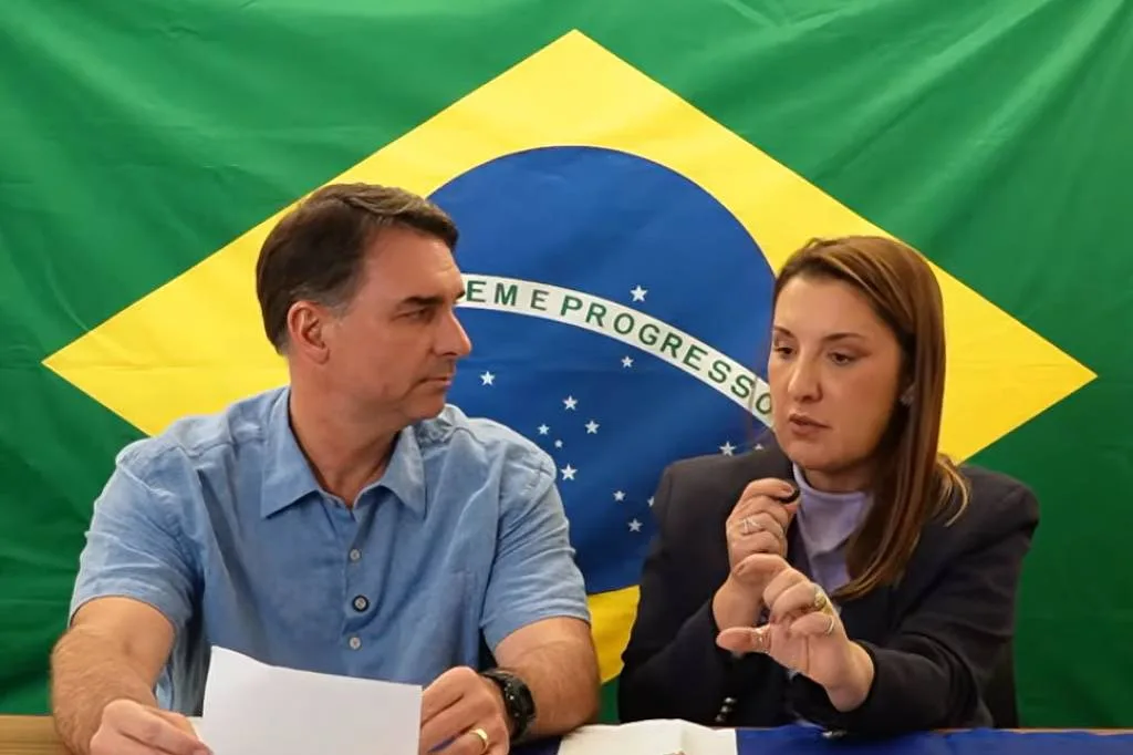 Campanha de Flávio Bolsonaro reforça estratégia digital e avalia 'TV própria' 24 horas até o fim da eleição