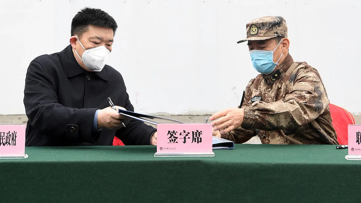 Condenan a 14 años de prisión al exalcalde de Wuhan que gestionó el primer brote de Covid