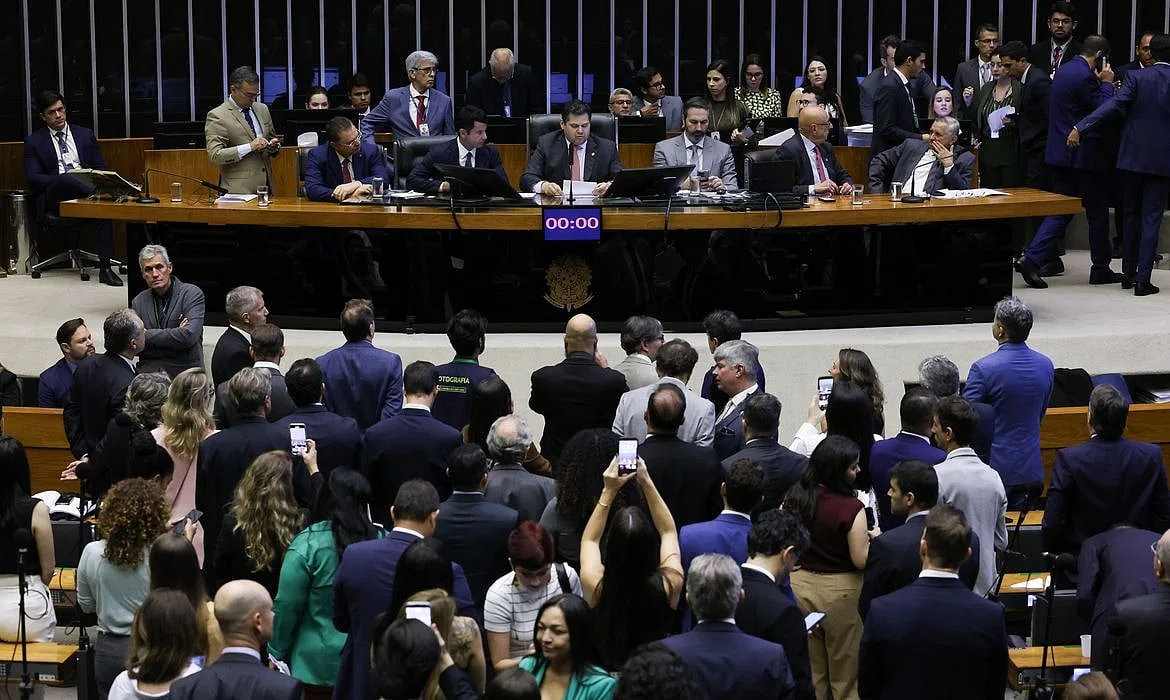 Senado marca votação da PEC pelo fim da escala 6x1 para quarta-feira
