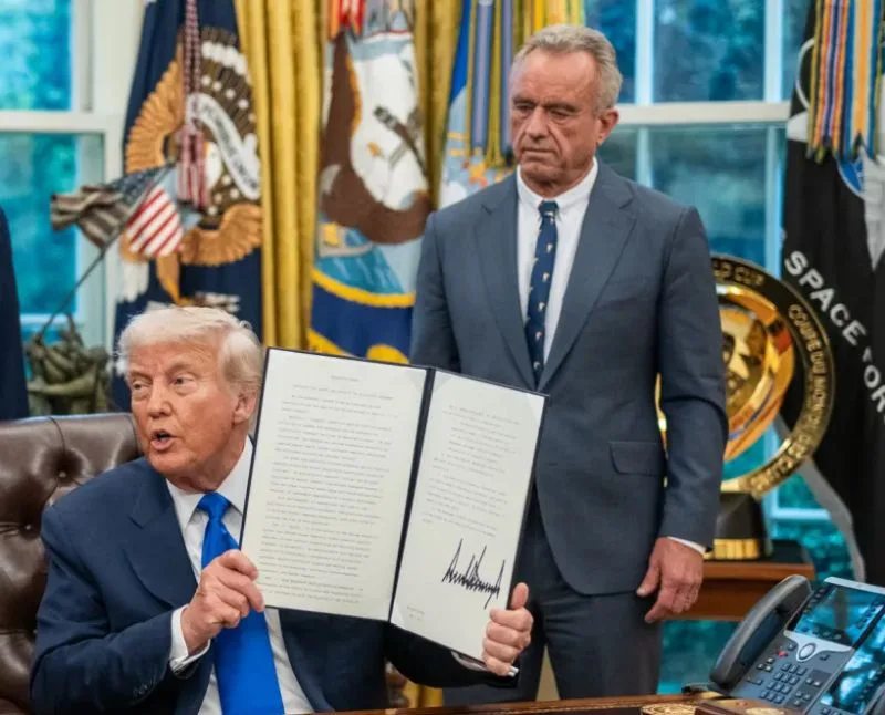 Trump assina ordem para diminuir doses vacinais a crianças nos Estados Unidos