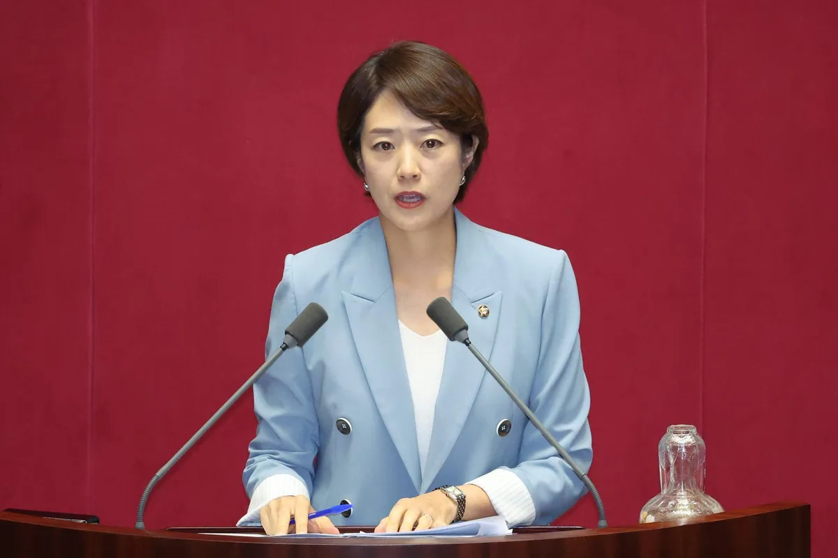 [단독]소규모 학교 졸업앨범 단가 10만원…“공동계약 등 대안을”