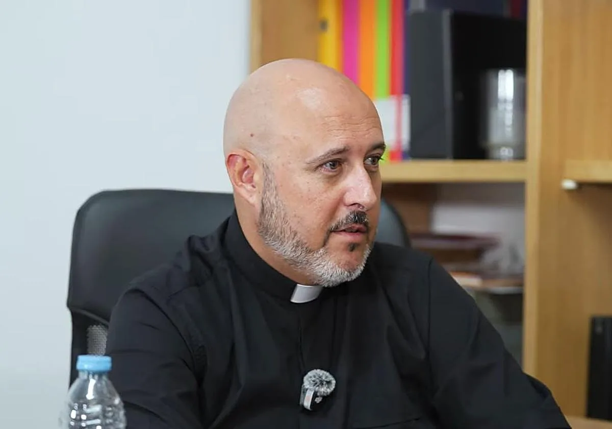Salvador Aguado, cura: «Cobro 1.000 euros al mes, el mínimo que un trabajador debe de cobrar. No tengo cargas familiares ni grandes gastos, pero la gasolina del coche sale de mi sueldo»