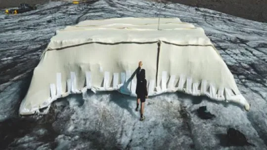 Estudiantes suizos cubren un glaciar con lana de oveja para frenar el deshielo