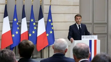 Face aux attaques "hybrides" russes, Emmanuel Macron promet un plan pour les "infrastructures critiques"