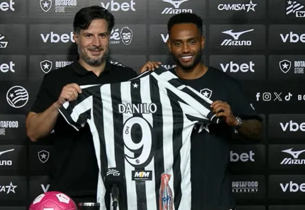 Danilo Pereira oferece camisa 9 do Botafogo para Tiquinho: "Fiz isso de coração"