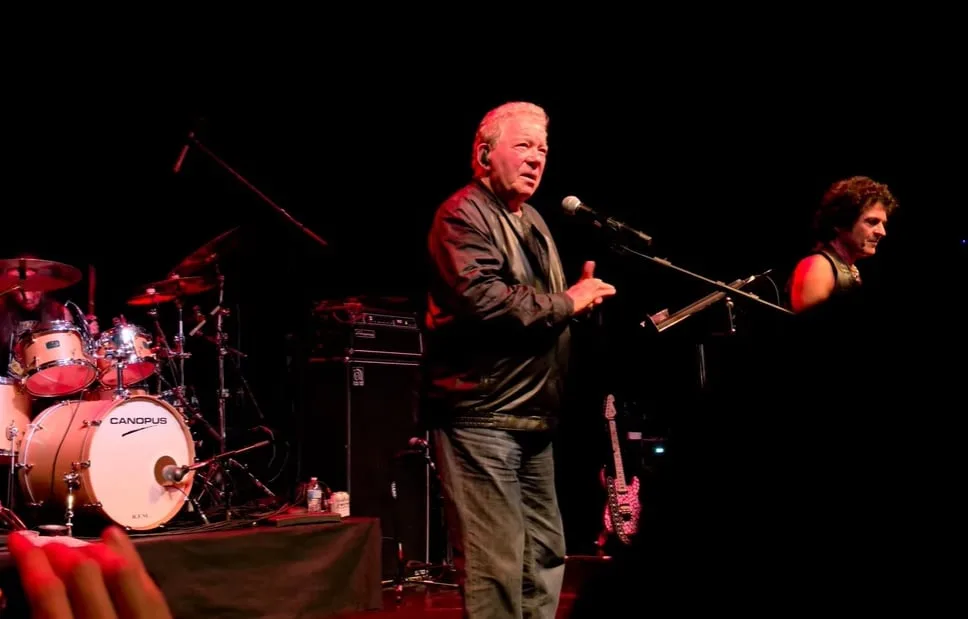Aos 95 anos, William Shatner, de Star Trek, toca Metallica, Ozzy Osbourne e Motörhead em seu primeiro show de Metal – vídeos