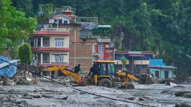 Notfall: Behörde: Hunderte Touristen nach Sturzflut in Nepal vermisst