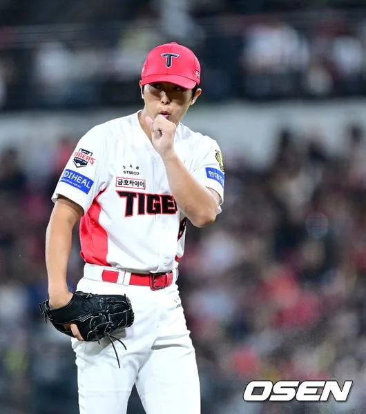 [사진]5회 무사 1루 상황서 이의리 카드 꺼내는 KIA