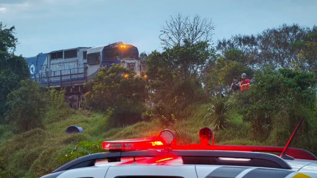 Trem atropela homem que estava deitado sobre linha em trecho de área urbana em Curitiba
