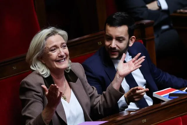 L’interdiction du port du voile, un “air bien connu du répertoire Le Pen”