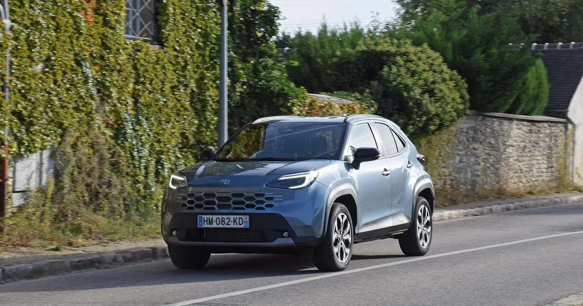 C’est la plus vendue des voitures « made in France » : que vaut vraiment le Toyota Yaris Cross, ce petit SUV hybride tout juste restylé ?