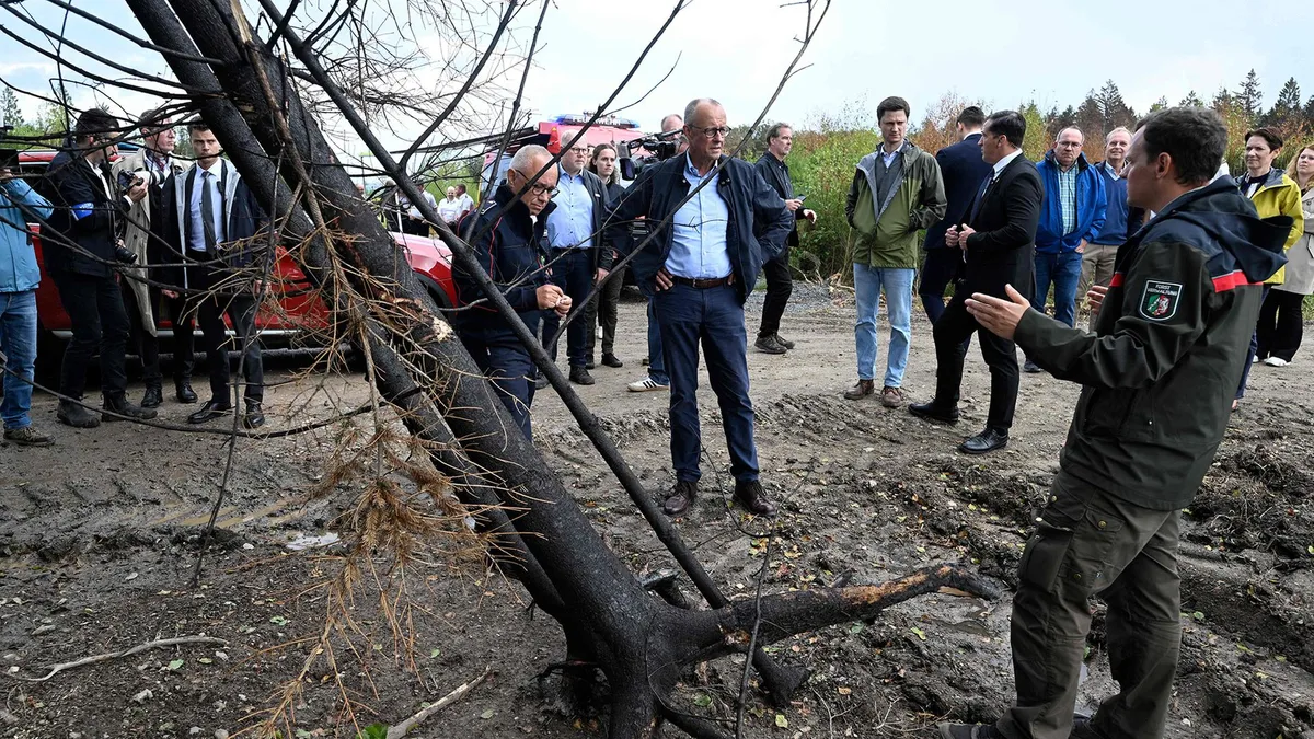 Kanzler Merz dankt Helfern im Waldbrandgebiet in NRW