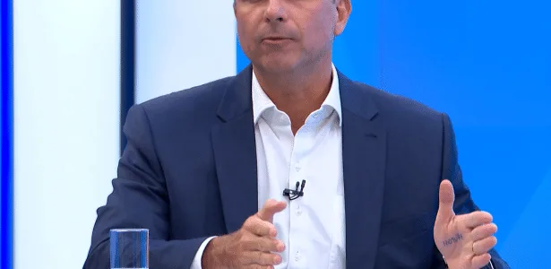 Flávio volta a usar cola na mão em sabatina e repete estratégia do pai