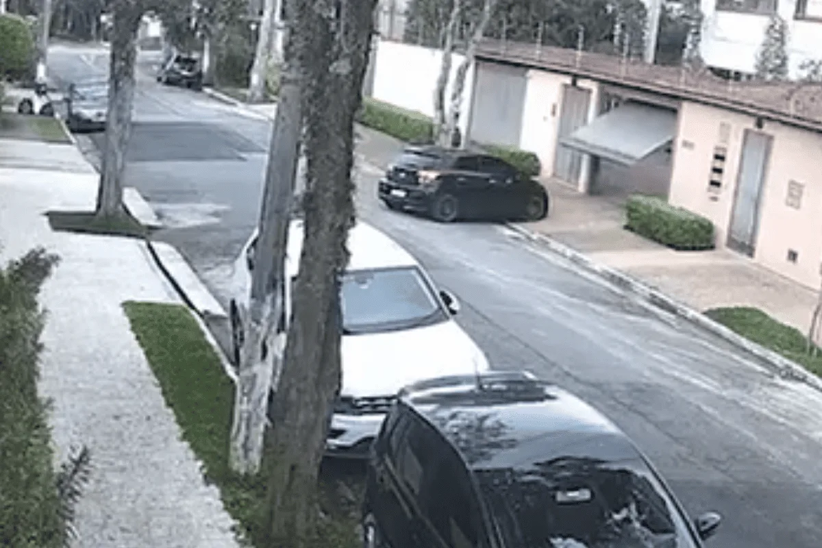 Veja momento em que suspeitos invadem mansão da família Matsunaga em SP