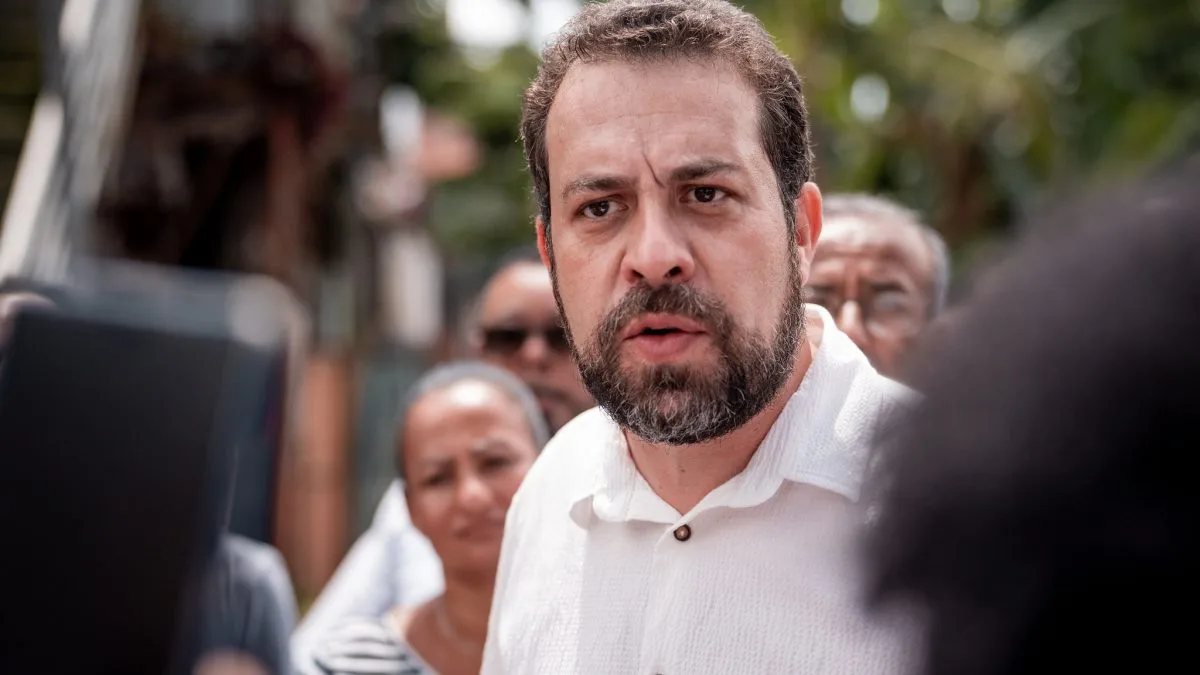 Amigo de Flávio entra na mira de Boulos por negócio das bets no Rio