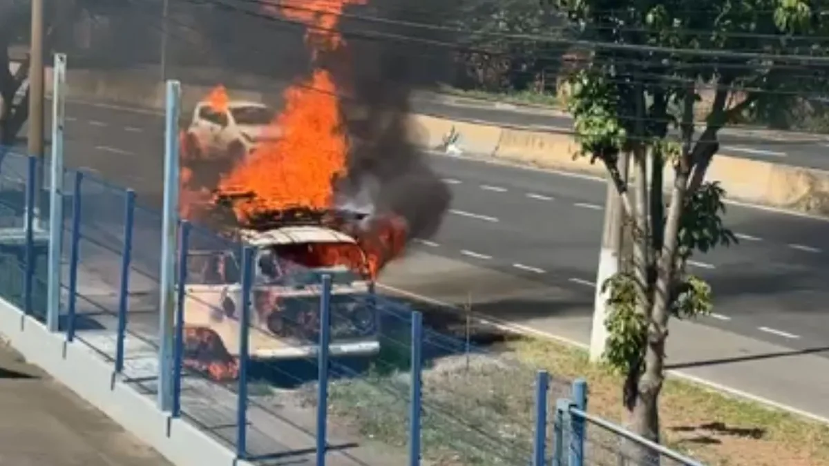 Fogo destrói Kombi e bloqueia trecho de avenida em Campinas
