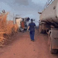 Carreta com milho tomba, pega fogo e fica destruída em estrada rural