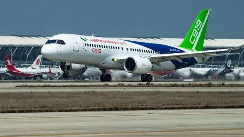 "Je ne dirais pas que je suis extrêmement inquiet, mais...": chez Airbus, on surveille de près la montée en puissance de l'avionneur Comac, car la Chine a montré qu'elle savait aller très vite