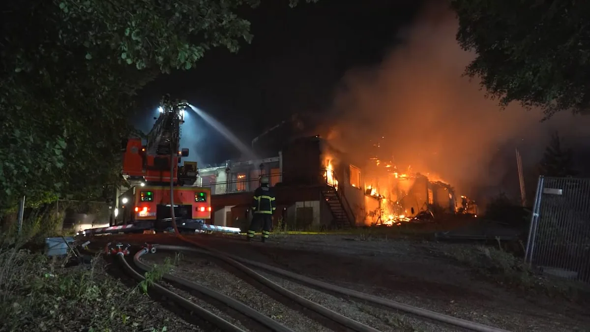 Hotel-Ruine in Flammen - Feuerwehr warnt vor Funkenflug und Waldbrand-Gefahr