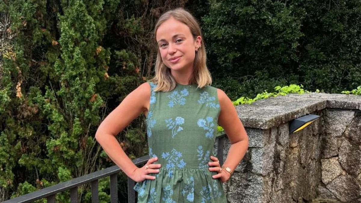 Amelia Windsor, la aristócrata de estilo ecléctico, nos conquista con dos looks otoñales con sello español: vestido de volantes y pantalones bombachos