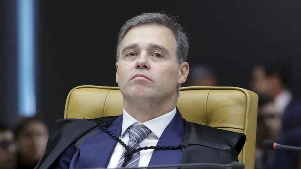 Embate entre Mendonça e Andrei cria impasse nas investigações da PF sobre Lulinha