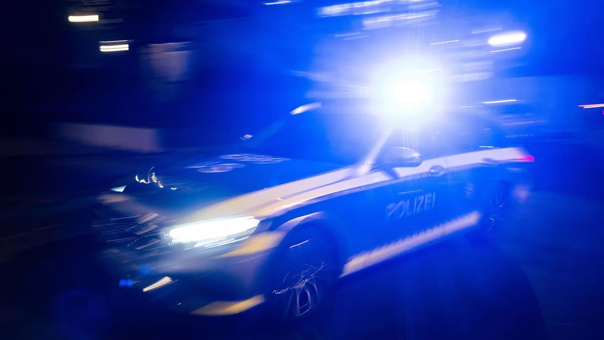 Verkehrskontrolle: Autofahrer baut Unfall bei Flucht vor Polizeikontrolle