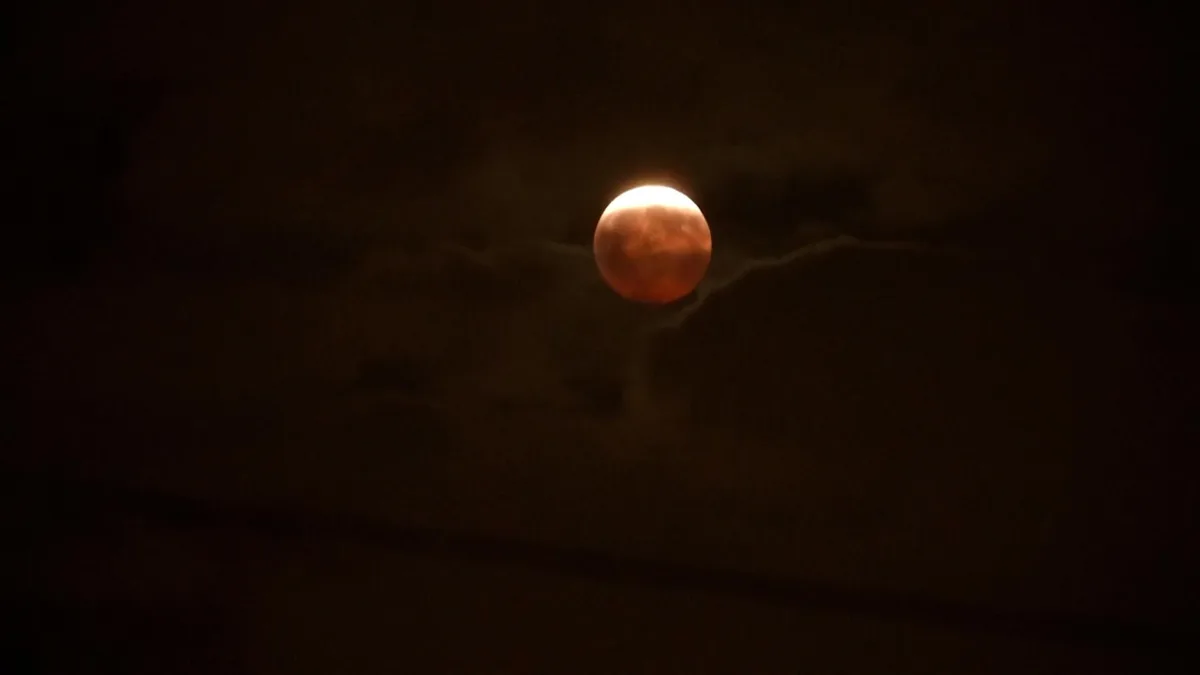 De Los Angeles à Rome, en passant par Dakar, cette éclipse lunaire a donné lieu à de belles images