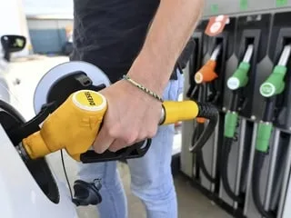 Prix des carburants : à 2,39 € en moyenne, le litre de gazole atteint un prix record à la pompe
