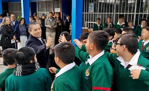 Alcalde de Coyoacán entrega trabajos de mantenimiento en escuela secundaria; suman más de 60 planteles de educación básica intervenidos