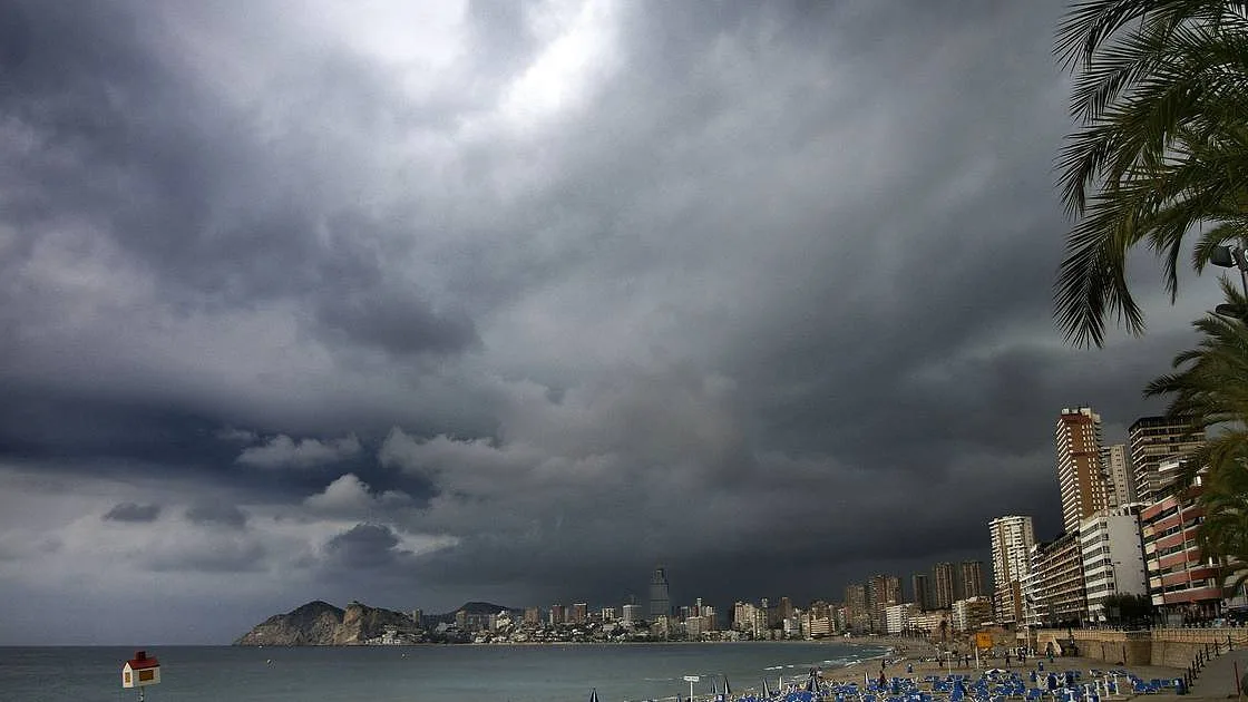 Dos 44 graus de temperatura a ventos com rajadas de 150 km/h, a tempestade que atingiu Valência segue agora para as Baleares