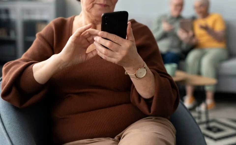 Celular sem mistério! PUCPR oferece oficina gratuita para pessoas com 50 anos ou mais em Londrina
