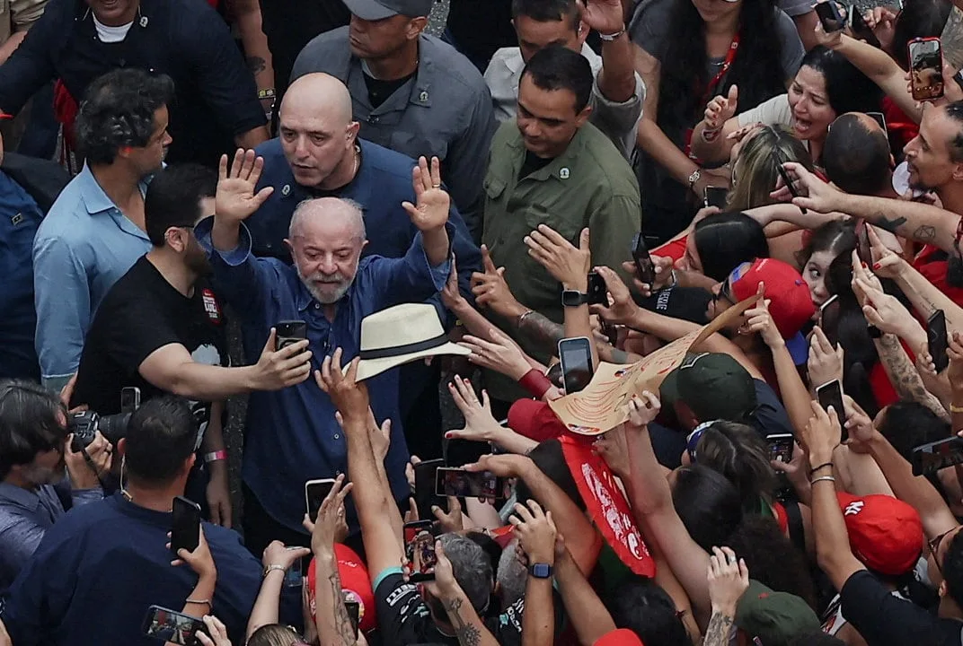 Lula recorta a dos puntos la ventaja de Flávio Bolsonaro, pero siguen en empate técnico a poco más de una semana de la elección