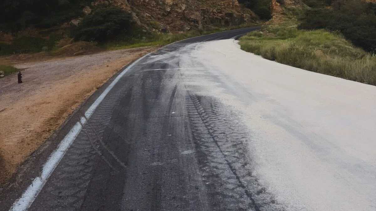 Tractocamión cisterna vuelca y derrama cerca de 12 mil litros de ácido sulfúrico en carretera de Sonora
