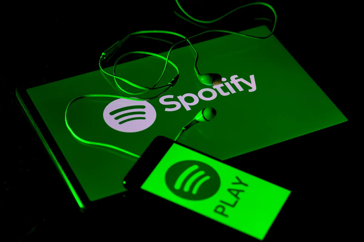 Spotify vai separar artistas humanos de personas criadas por inteligência artificial