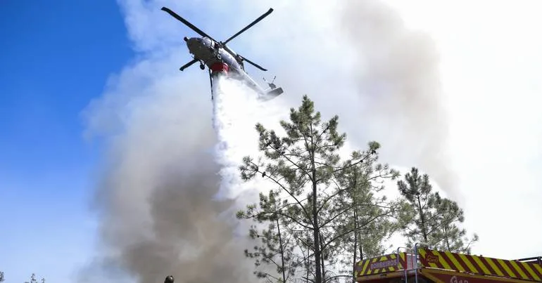 Incêndios. Quatro meios aéreos combatem fogo em Odemira