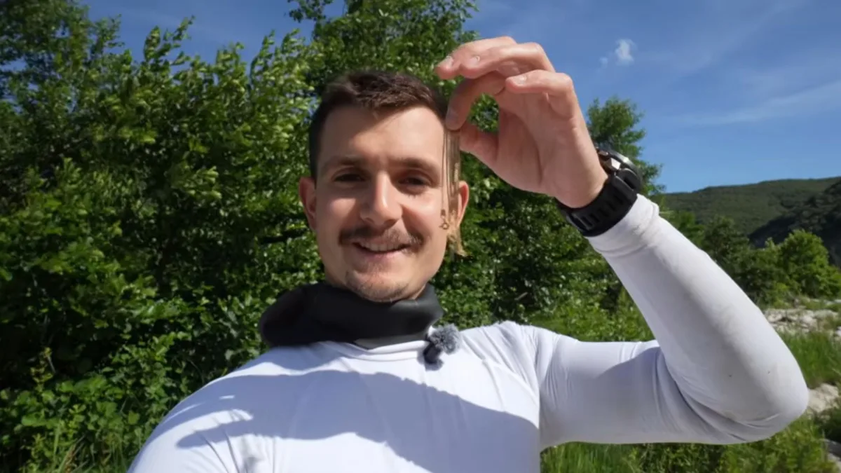 Encontraron una medalla en el fondo de un río y ahora los buscan para hallar recuerdos perdidos